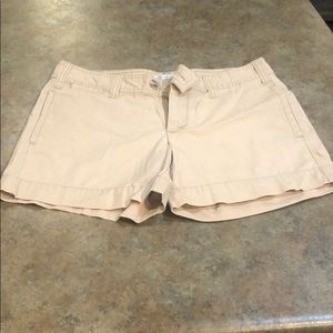 Gap women’s favorite khaki shorts size 6